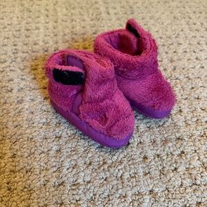 Pink The North Face baby booties